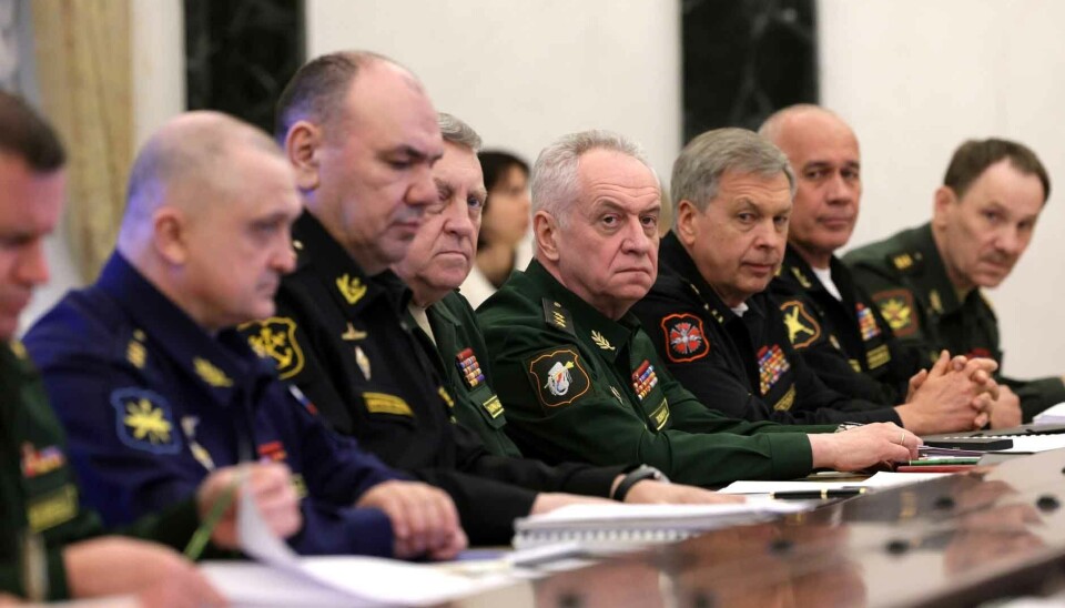 Российские военные лидеры слушают презентацию Путина о новой 10-летней программе вооружений.