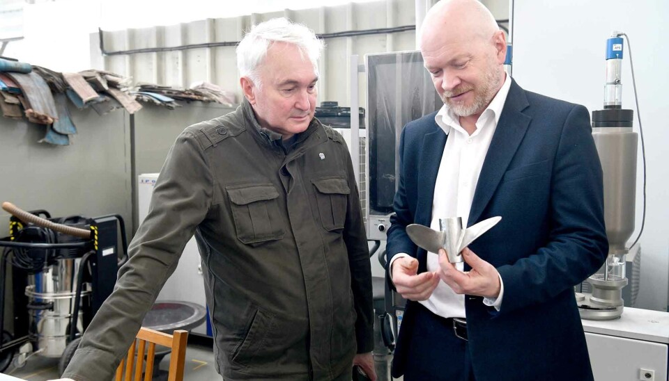 Andrei Kartapolov have a look at propellers during visit to Zvezdochka shipyard.