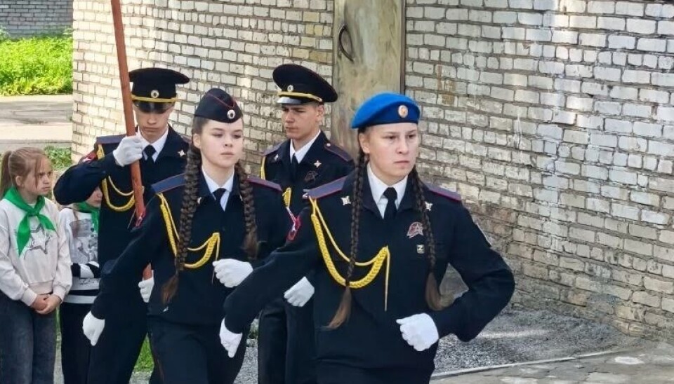 Перед открытием мемориальной доски звучал гимн России, после чего дети вынесли флаг.