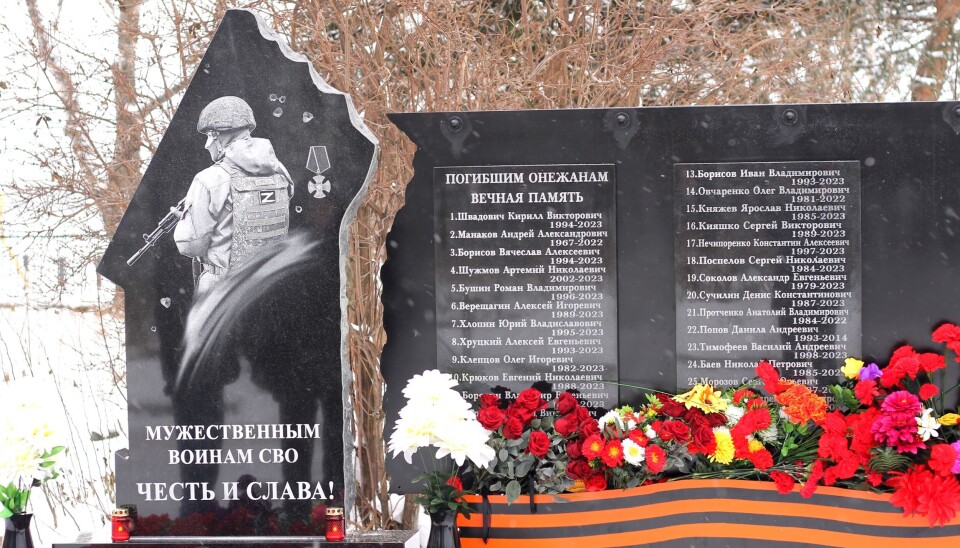 Количество имен, расположенных на мемориале, постоянно растет.