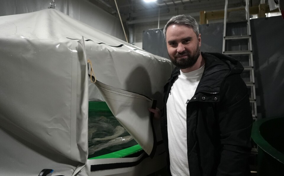 Мартин Оддекалв из Marine Spark X рядом с резервуаром со взрослой треской.