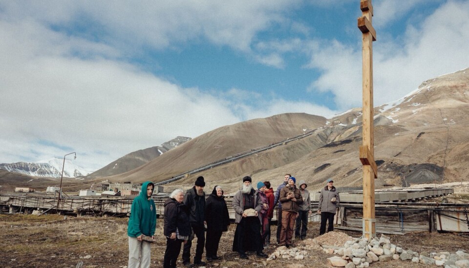 Епископ Ияков и спутники заложили камни веры у Русского православного креста в Пирамиден 22 июня.