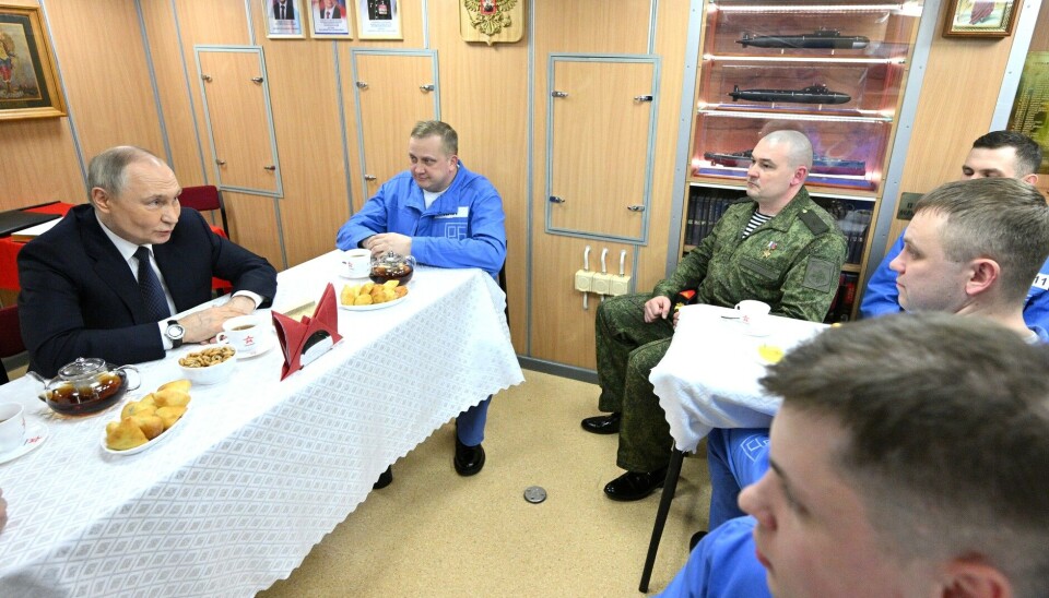 Mikhail Gudkov (in green uniform) was in Murmansk together with Putin, meeting the crew of the Arkhangelsk submarine.