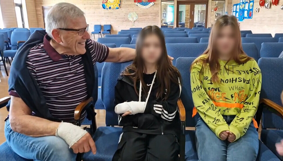 Норвежский благотворитель Стейнар Харила общается с двумя украинскими девочками, вывезенными в Россию.