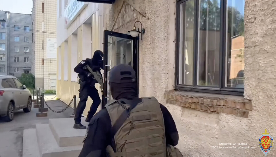 Security forces armed with automatic weapons stormed the office in Syktyvkar Tuesday morning. Armed with automatic weapons, the officers ran into the office in Syktyvkar Tuesday morning.