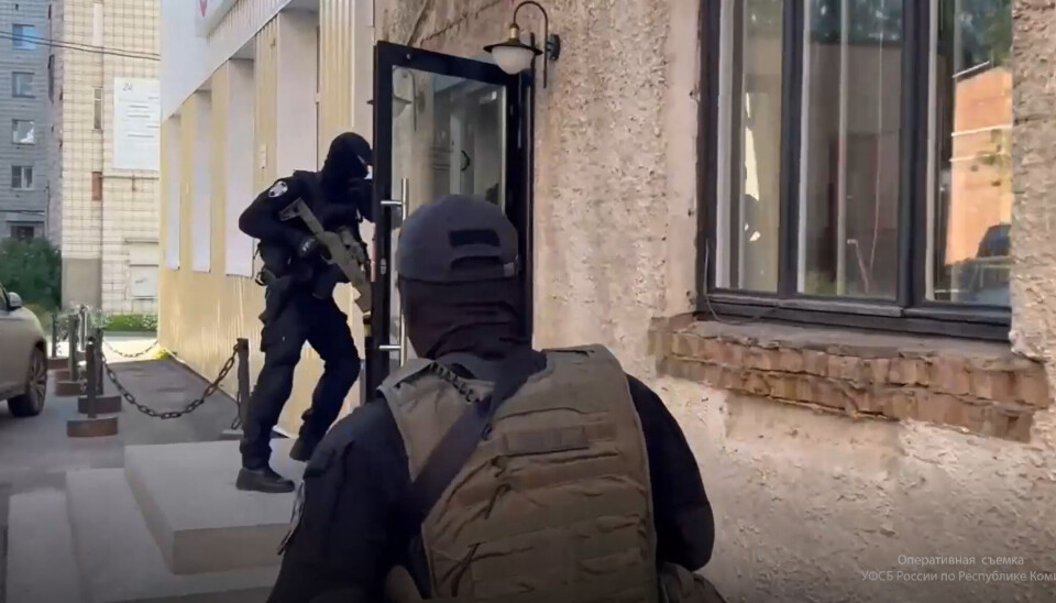 Силовики врываются в здание независимого культурного пространства с автоматами наперевес.