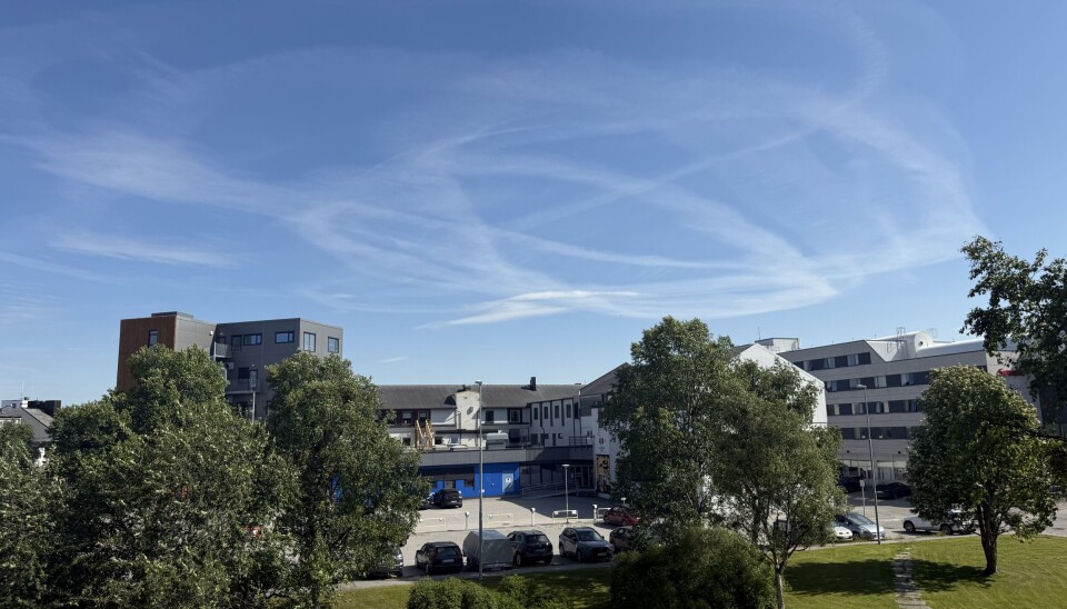 The contrail from the fighter jets blew off to the east. This is the view from the newsroom of the Barents Observer towards southeast.