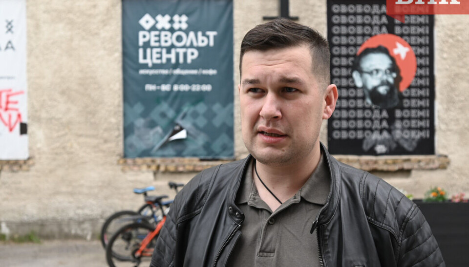 Вагнеровец Степан Ульныров на фоне разгромленного культурного пространства в Сыктывкаре.