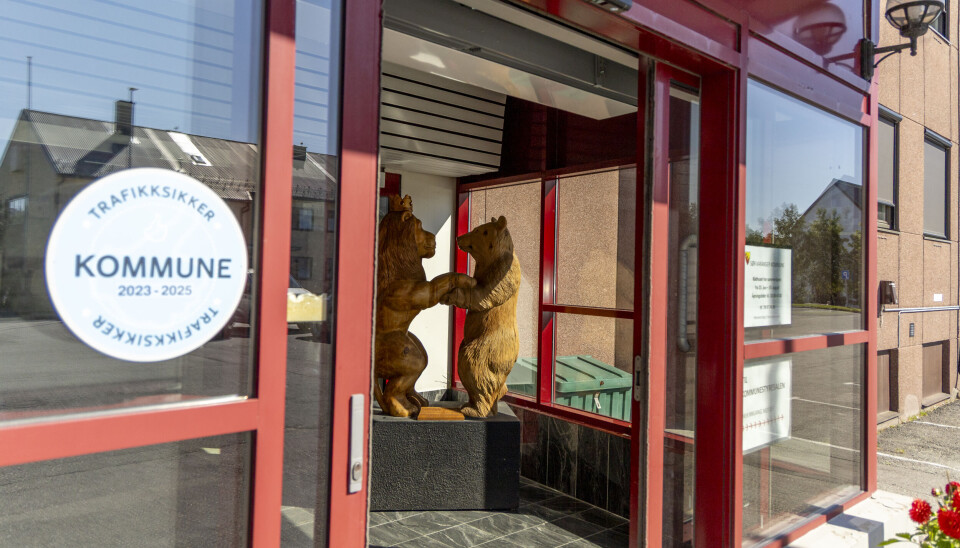The Russian bear dancing with a Norwegian lion is still the first you meet in the main entrance to the Town Hall in Kirkenes.