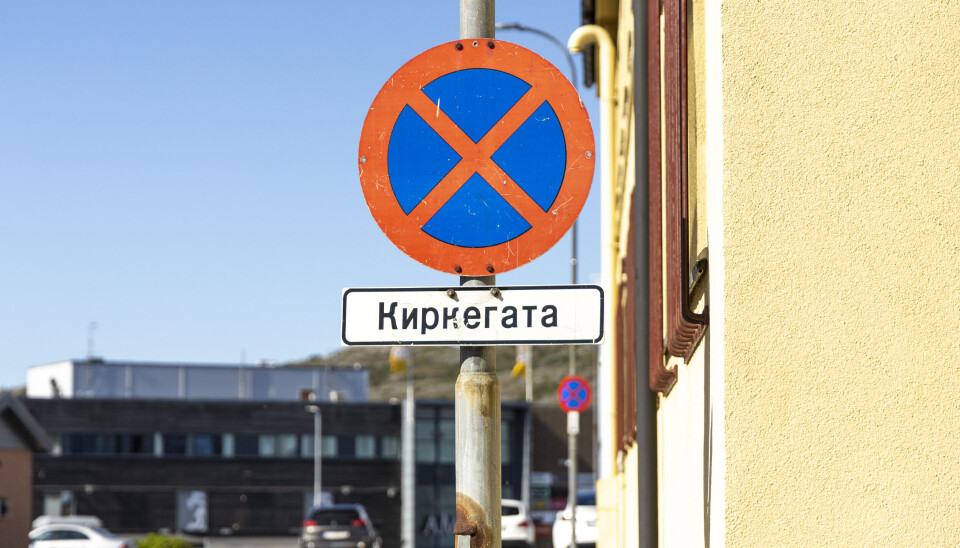 In Kirkenes you will find street names in Cyrillic, like here outside Moscow's diplomatic mission, the Consulate General.