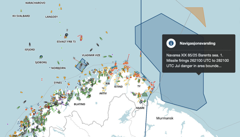 About half of the area closed off (marked blue) with a warning for missile shootings are west of the maritime delimitation border in the Barents Sea. The light grey line marks the maritime border.