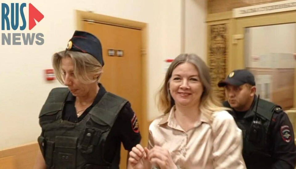 Журналистку Ольгу Комлеву ведут в суд в наручниках.