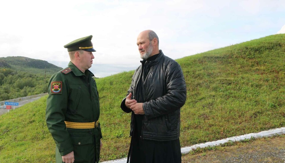 Major Roman Oleshkin together with priest Oleg Denichenko in ceremony in Pechenga in 2021.