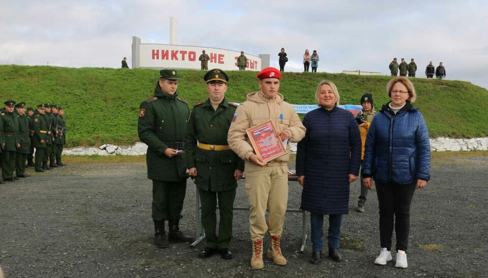 Roman Oleshkin (second from left) together with Lyubov Cherepanova (second from right) in Pechenga in 2021.