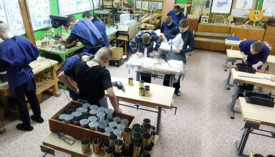 Мастерскую, где осужденные за преступления дети производят окопные свечи, педагоги спецшколы в одном из постов называют 'свечным заводиком'.
