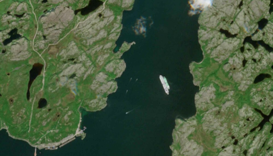 Shadow fleet carrier Arctic Metagas side by side with 400 meter long Saam FSU in the Ura Bay, Kola Peninsula.