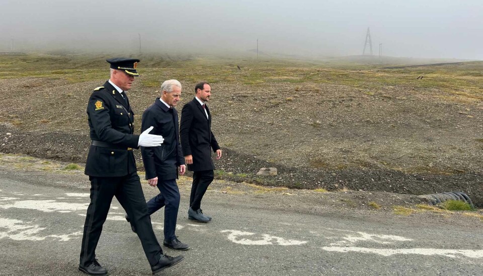 Governor of Svalbard Lars Fause together with Prime Minister Jonas Gahr Støre and Crown Prince Haakon.