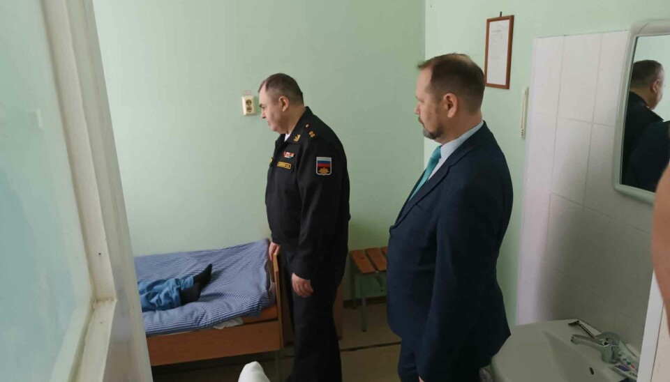 Mayor of Aleksandrovsk Ilyas Mazitov and Commander of the Northyern Fleet's Submarine Division Anatoly Kovalenko pay visit to wounded soldiers in hospital in Polyarny.