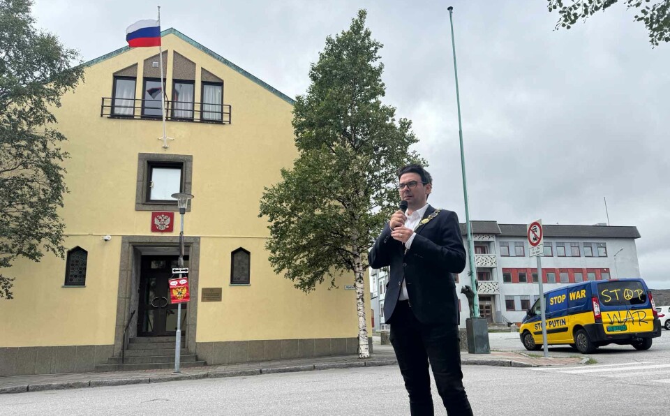 Town Mayor Magnus Mæland at a rally in front of the Russian consulate general in Kirkenes.