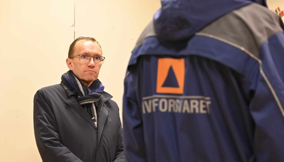 Espen Barth Eide gets a briefing from the Civil Defence forces in Kirkenes, Norway.