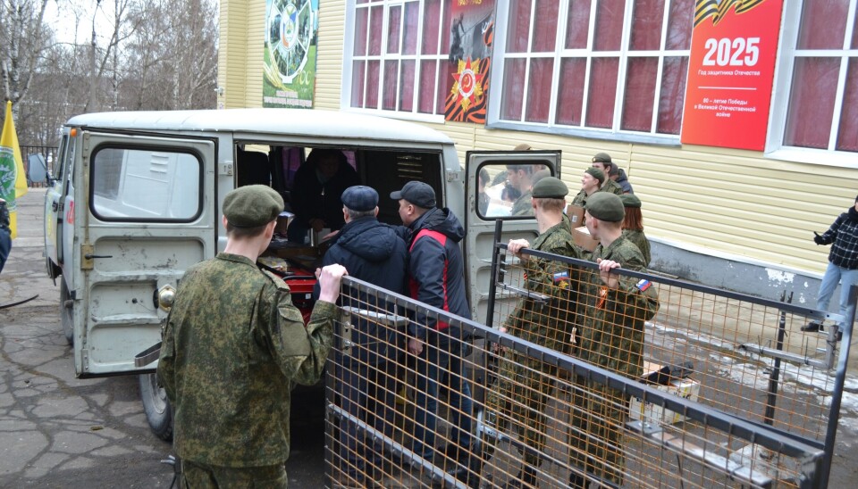 Студенты грузят антидроновые сетки в машину, которая отправится на линию фронта.