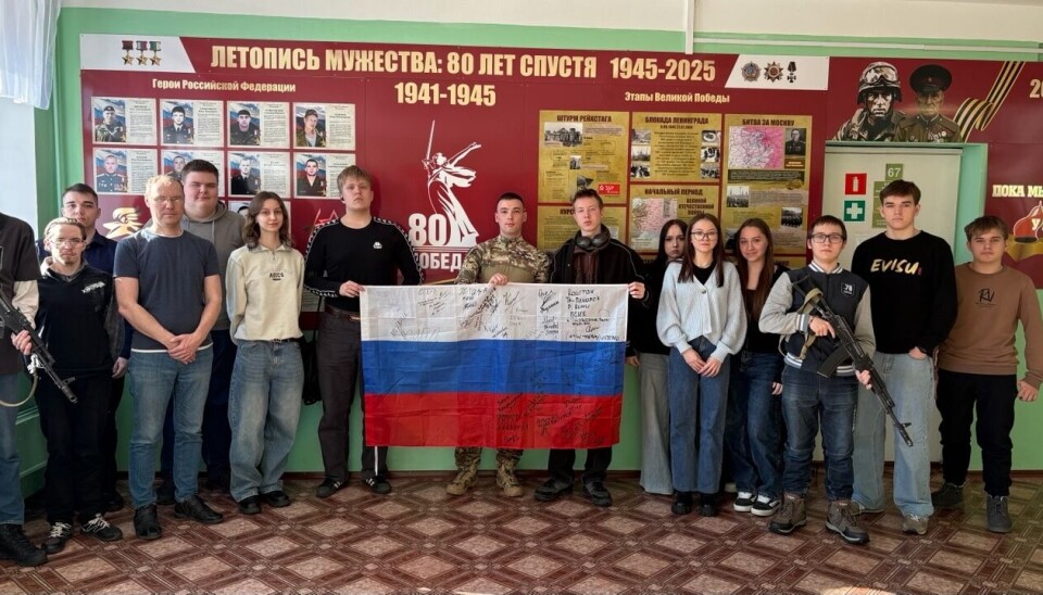 Воевавший в Украине выпускник техникума пришел в учебное заведение с флагом, подписанным его сослуживцами.
