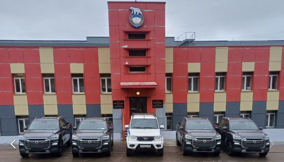 The police look-alike car carries white home-made registration plates. Here lined up last week together with other SUVs recently arrived in Barentsburg. The white vehicle, however, has been in town at least since spring this year. The photo at the top of this article shows the car when there was still snow on the ground.