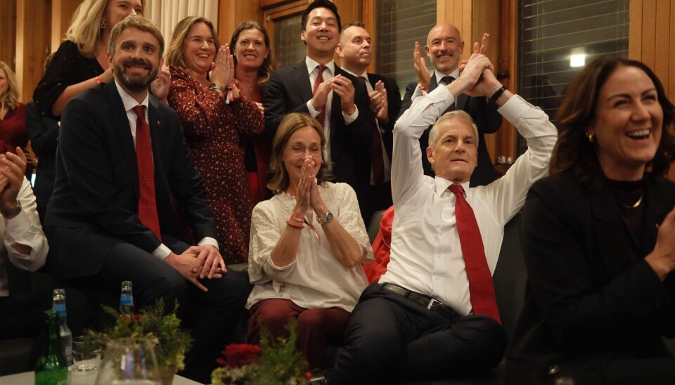 Jonas Gahr Støre (white shirt, red tie to the right) and his fellow party members could celebrate when the first results from Monday's parliamentary election came.