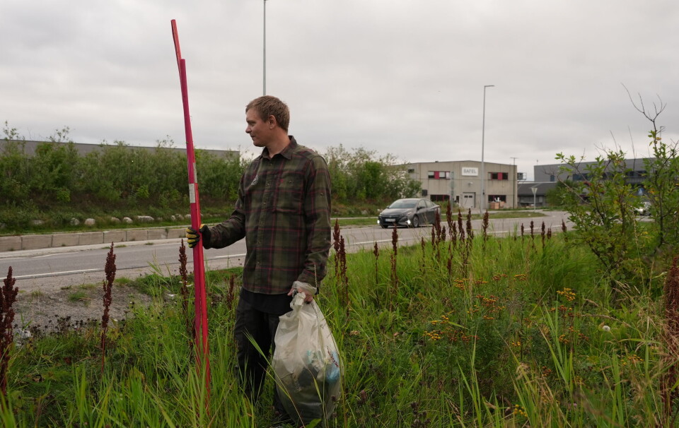 Per Erik Motrøen is concerned that such plastic sticks are scattered all over the town