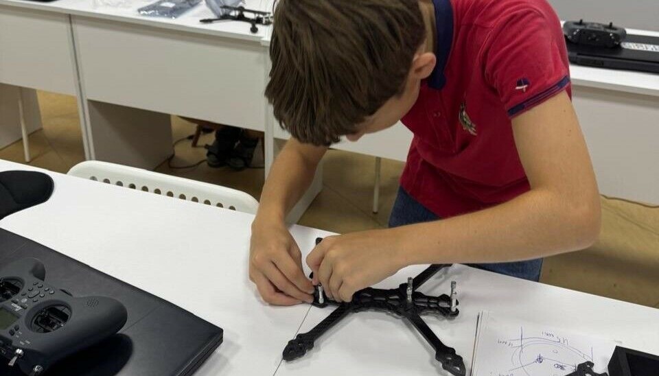 Поставщик дронов для армии будет учить детей управлению БПЛА