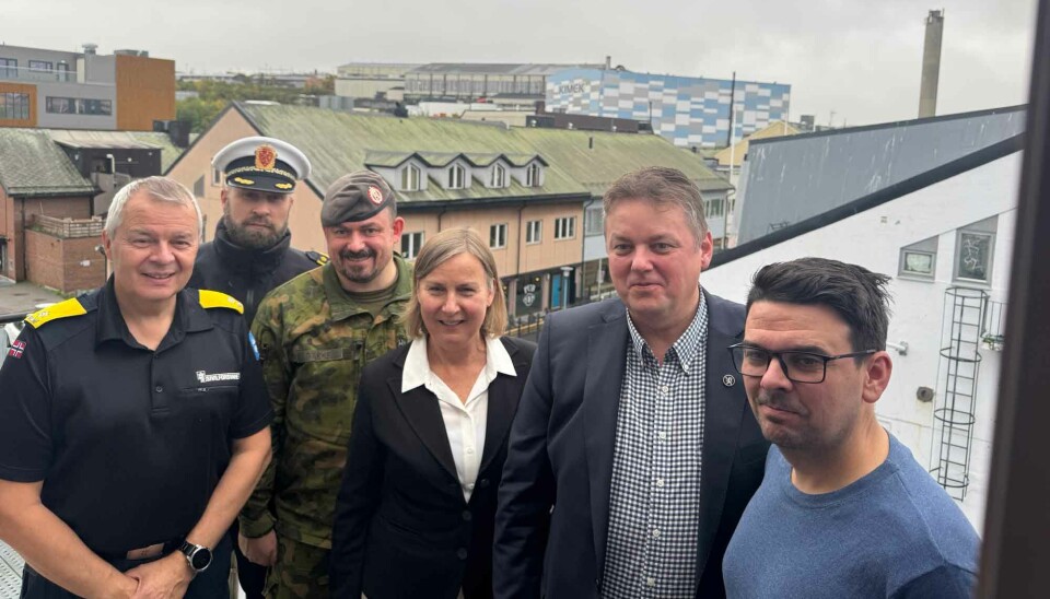 Elisabeth Aarsæther together with Terje Meyer from the Civil Defence (from left), Tarjei Sirma-Tellefsen from the Police, Tomas Bakke from the Home Guard, regional Governor Runar Sjåstad and Kirkenes Mayor Magnus Mæland.