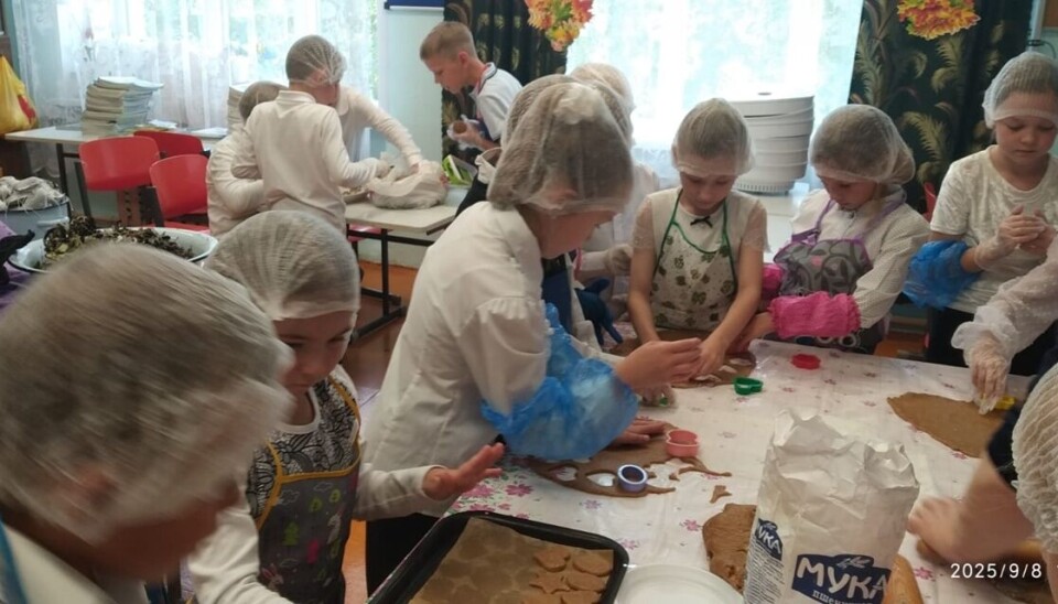 Дети готовят гуманитарную помощь для отправки на войну в Украине The Kozhva school
