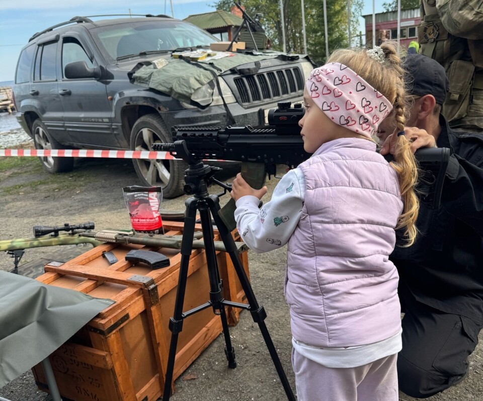 Для продвижения идей “Русская община” использует любые площадки. В сентябре в Петрозаводске прошел фестиваль “Алые паруса” – мероприятие, организованное морским клубом “Полярный Одиссей”. Этот центр проектирует и строит деревянные суда и учит молодежь ходить под парусом. “Русскую общину” пригласили на праздник, и она развернула там пропаганду войну и отказа от абортов. Фото: “Русская община” Карелии