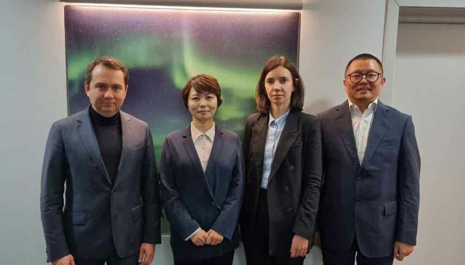 Murmansk Governor Andrei Chibis (left) and Director of NewNew Shipping Line Fan Yuxin (second from left).