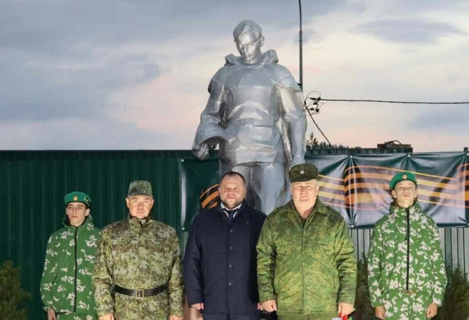 The FSB Border Guards in the Pechenga region open new war memorial near the border to Norway and Finland. On the photo is Pechenga Mayor Andrei Kuznetsov (center), Lieutenant General of the Border Guard Service in Karelia Sergei Popov (right) and Deputy Head of the border guard service in Nikel, Vadim Ivanov (left).