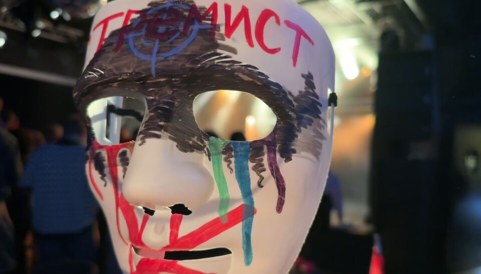 Последняя вечеринка Barents Pride в 2025 году. На сцене – драг-квин шоу, но фотографировать артистов нельзя: им еще возвращаться в Россию.