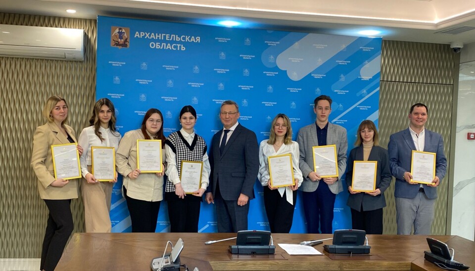 Волонтеров наградил грамотами министр образования Архангельской области Олег Русинов.
