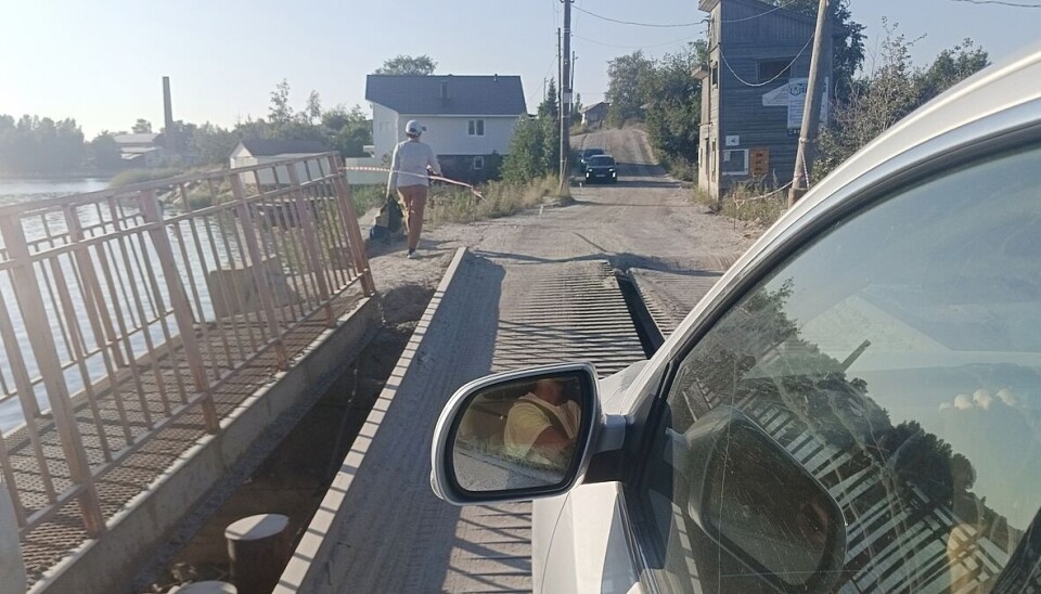 Жители крупнейшего острова на Ладожском озере, принимающие множество туристов, вынуждены сами ремонтировать дорогу, потому что государству она не нужна.