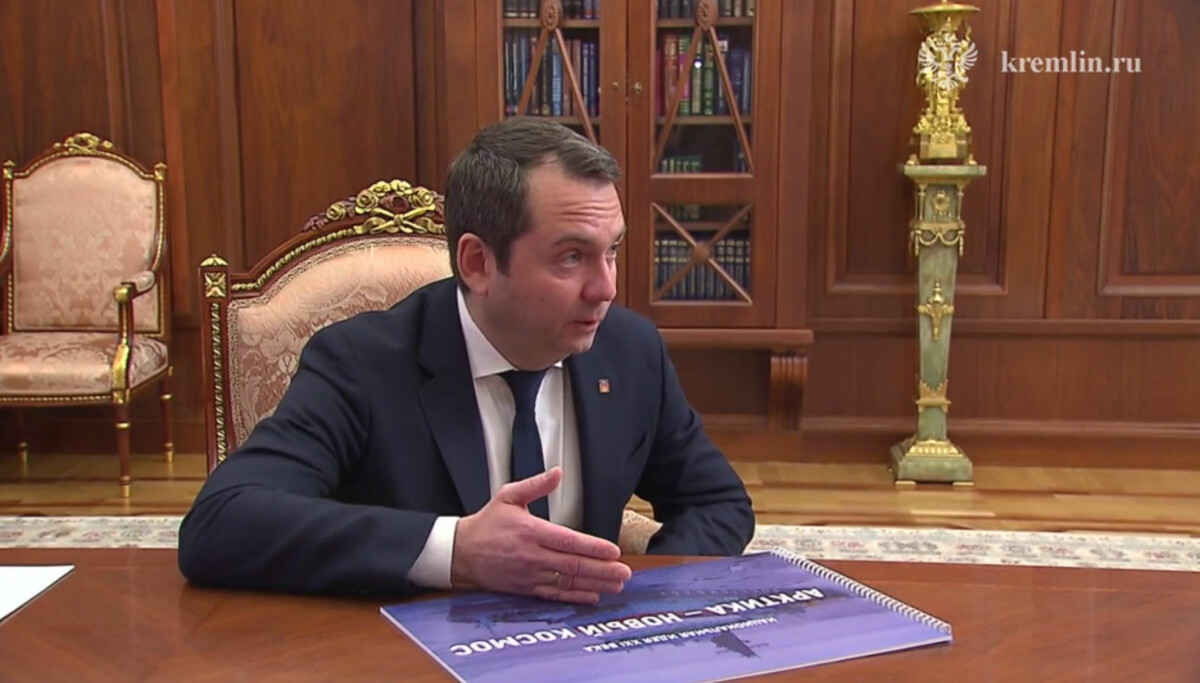 Putin Small Table Banging on Putin's table