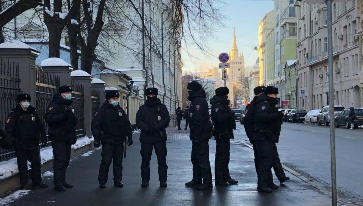 Masked Cop Masked police raid Novaya Gazeta, criminal case opened against journalists